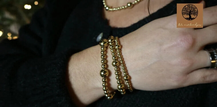 AVL stainless steel mixed  deze armband is een mix met 5,6 en 8 kralen.  verkrijbaar in 18cm en 20 cm omvang.  In het zilver en