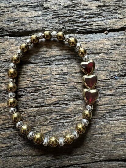 AVL Spread the love armband   Armband van hematite kralen 6 en 4 mm zilver &amp; goud kralen.de hartje zijn glaskralen   * let 