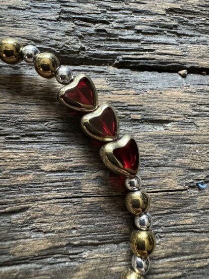 AVL Spread the love armband   Armband van hematite kralen 6 en 4 mm zilver &amp; goud kralen.de hartje zijn glaskralen   * let 