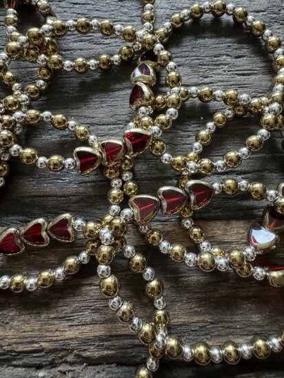 AVL Spread the love armband   Armband van hematite kralen 6 en 4 mm zilver &amp; goud kralen.de hartje zijn glaskralen   * let 